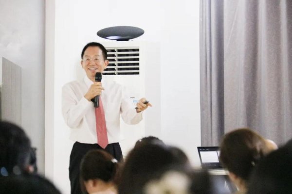 诚信双盈 传授智慧育儿经，探寻教育本真！王修文博士在济举办教育公益讲座